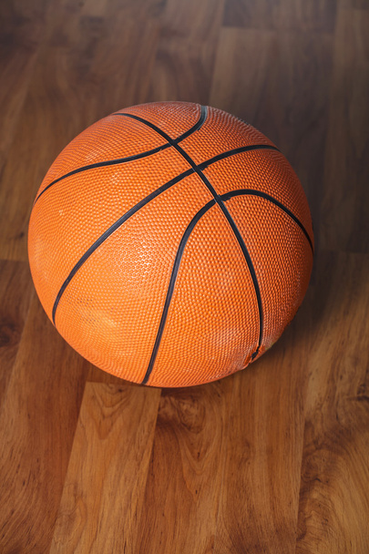 Basketbal bal over houten vloer - Foto, afbeelding