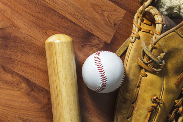 Baseball bat with ball and baseball glove on wood background - Foto, afbeelding