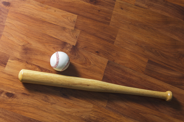 木材の背景にボールやグローブと一緒に野球のバット - 写真・画像
