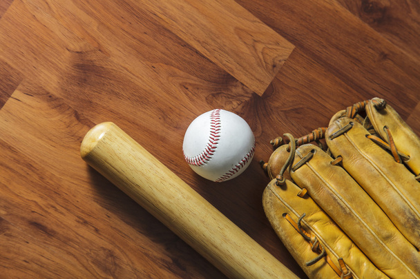 Beysbol sopası ile ahşap arka plan üzerinde topu ve beyzbol eldiveni - Fotoğraf, Görsel
