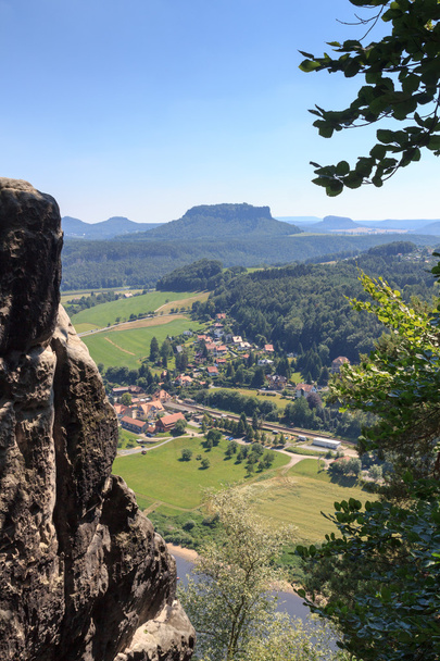 Vista panorámica desde Bastei hasta el río Elba y la montaña de la mesa Lilienstein y Rathen, Suiza sajona
 - Foto, Imagen