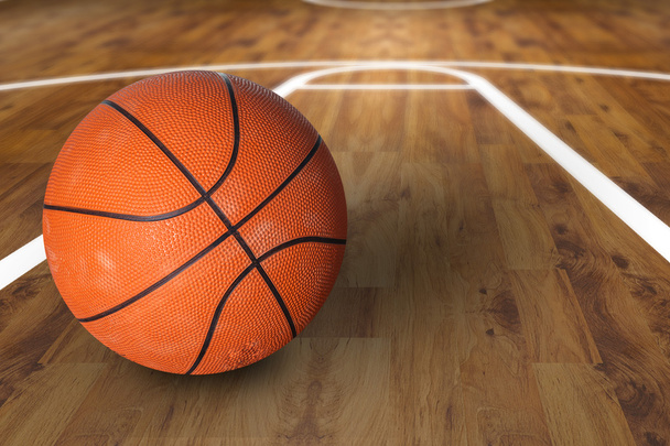 Basketballball über Hartholz-Basketballfeld - Foto, Bild