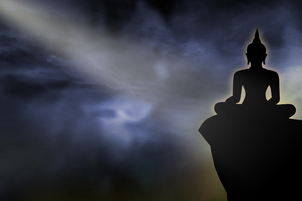 Estatua de silueta de Buda en el cielo nocturno fondo abstracto
 - Foto, Imagen