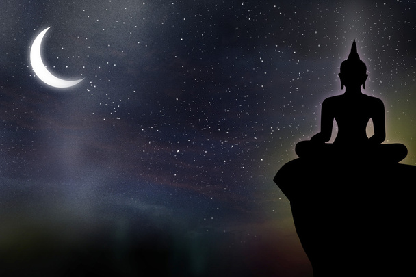 Σιλουέτα του Βούδα άγαλμα στο αφηρημένο φόντο του ουρανού νύχτας - Φωτογραφία, εικόνα