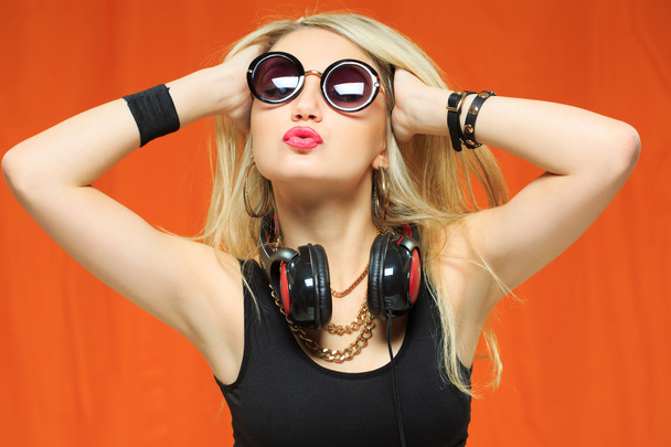 jonge mooie hipster vrouw luisteren muziek en dansen. - Foto, afbeelding