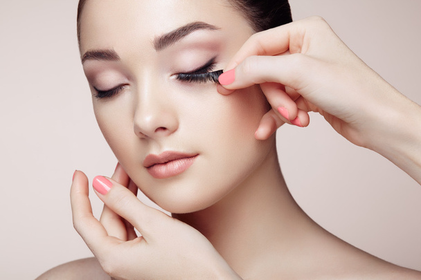 Makeup artist glues eyelashes - Φωτογραφία, εικόνα