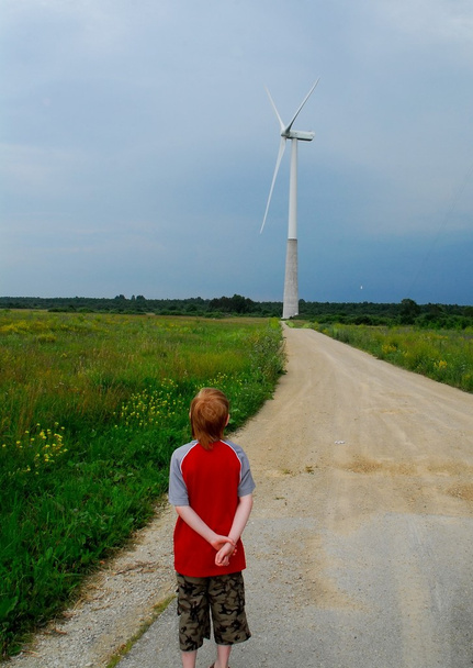 風力発電機を見てレッド頭の少年 - 写真・画像