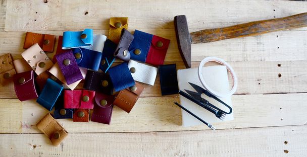 Outils artisanaux en cuir pour porte-clés et petit sac faits à la main
 - Photo, image