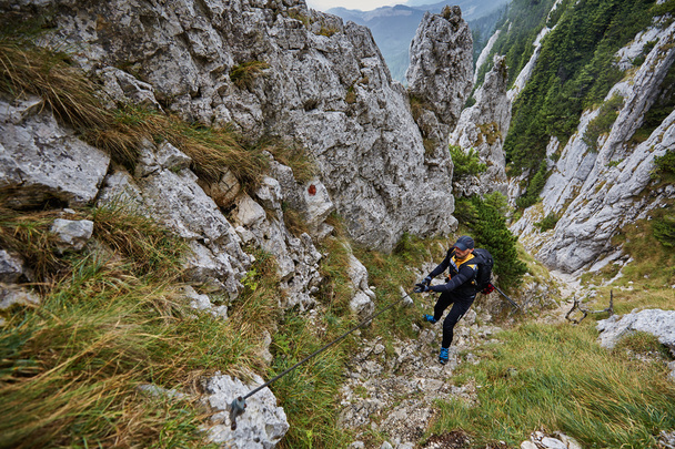 Hiker man climbing - Foto, immagini