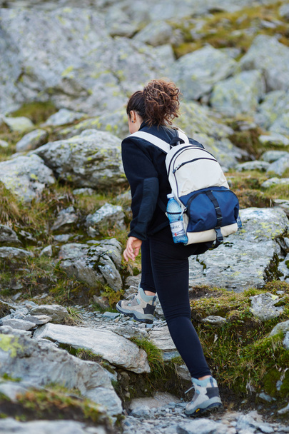 Woman hiker on  trail - Foto, Imagen
