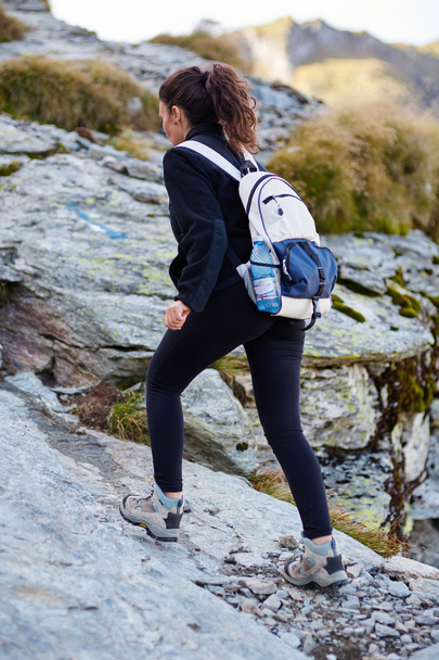 Woman hiker on  trail - Foto, imagen