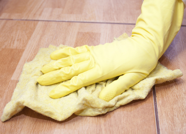 Cleaning of a kitchen tile - Foto, Bild