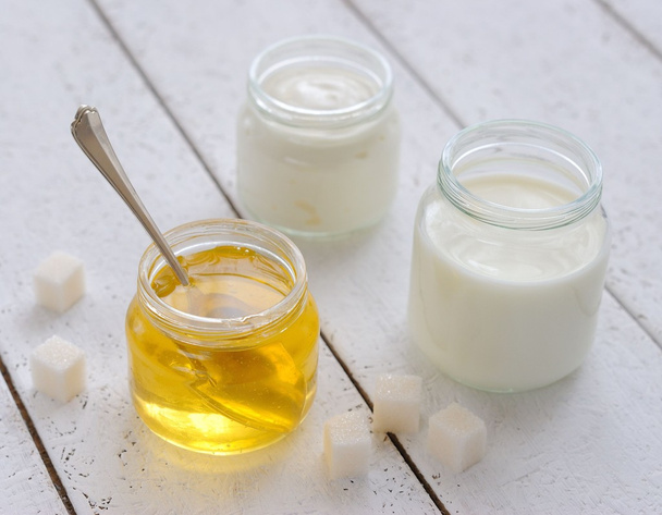 Leche de miel y crema agria
 - Foto, Imagen