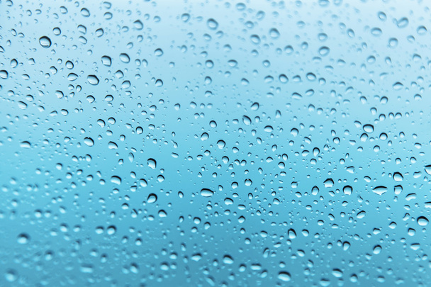ガラスの背景に雨滴が - 写真・画像