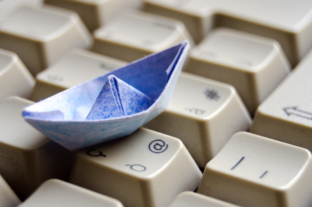 blaues Origami-Boot auf Tastatur - Foto, Bild