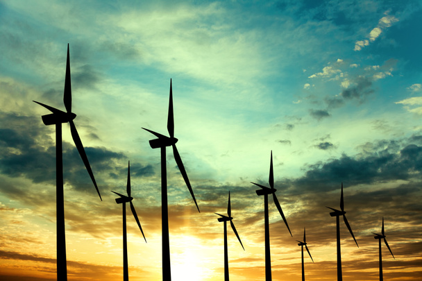 Farma větrných turbín při západu slunce - Fotografie, Obrázek