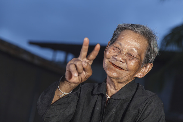 Lächelnde ältere Menschen in Thailand - Foto, Bild