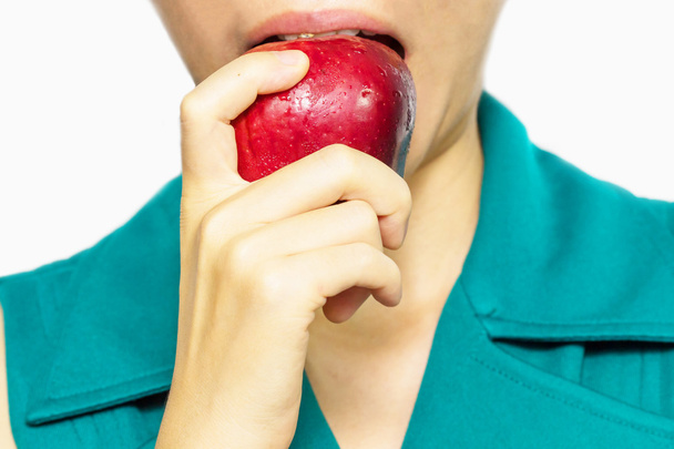 Mulher usando dentária mordida a maçã
. - Foto, Imagem