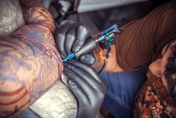 Tatuaje profesional en el trabajo en el salón de tatuajes
 - Foto, Imagen