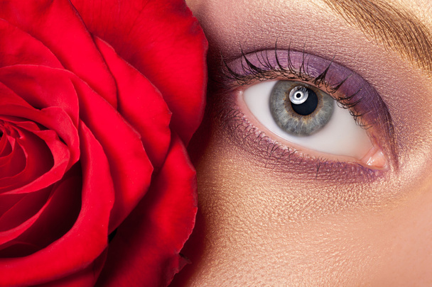Schönes Augen-Make-up und Blumen. - Foto, Bild