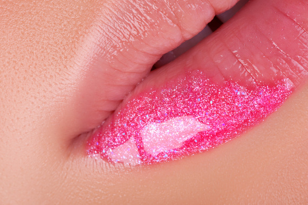 Gros plan sur les lèvres roses
. - Photo, image