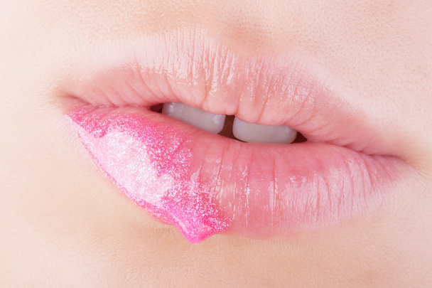 Lippen mit rosa Glitzern. - Foto, Bild