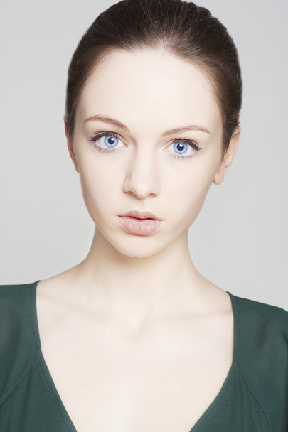 πορτρέτο του όμορφο γυναικείο πρότυπο με μπλε μάτια σε φόντο - Φωτογραφία, εικόνα