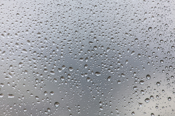 σταγόνες βροχής σε γυάλινο φόντο - Φωτογραφία, εικόνα