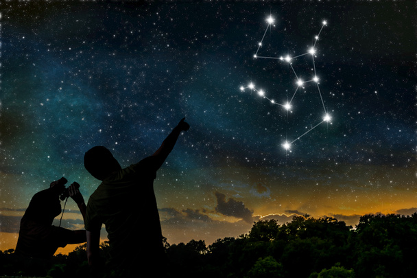 Am Nachthimmel ist Herkules zu sehen. Astrologie-Konzept. Silhouette - Foto, Bild