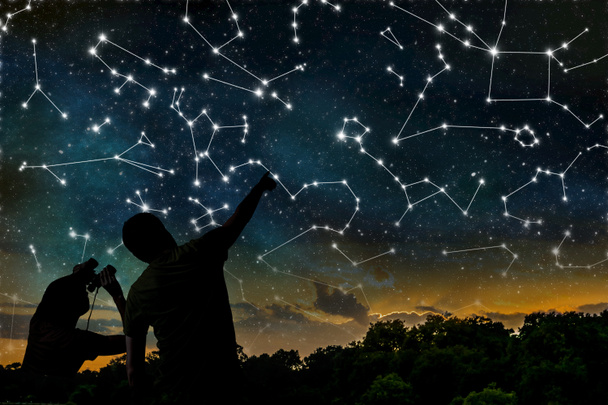 Astrologian käsite. Tähtikuvioita yötaivaalla. siluetit
 - Valokuva, kuva