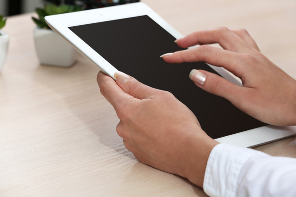 Mujer usando tableta digital en el lugar de trabajo de cerca
 - Foto, Imagen