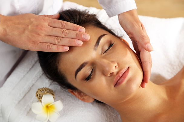 Jovem mulher no salão de beleza spa desfrutando de massagem na cabeça
 - Foto, Imagem