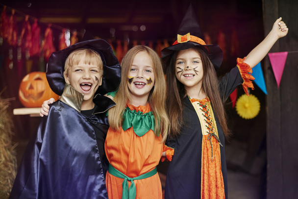 Dzieci, zabawy w Halloween party - Zdjęcie, obraz