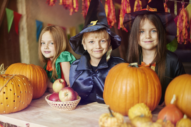 Crianças vestidas com trajes de Halloween
 - Foto, Imagem