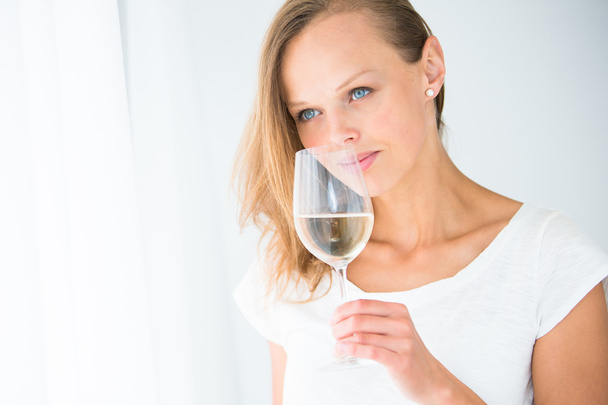Upea nainen lasillisella viiniä
 - Valokuva, kuva