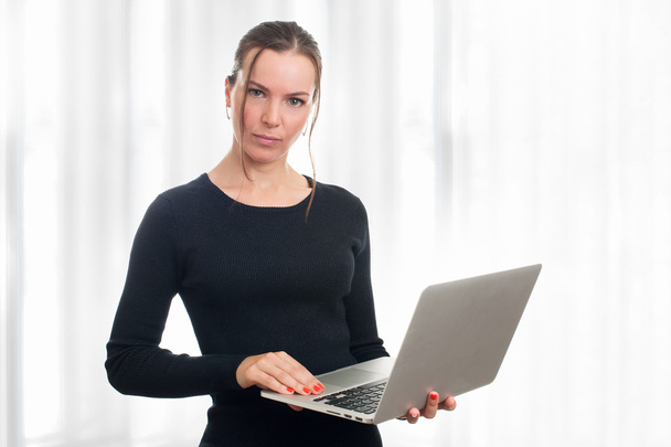 woman with a laptop - Φωτογραφία, εικόνα