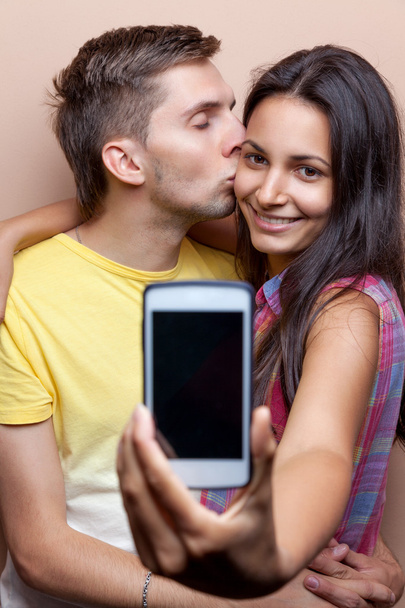 Νεαρό ζευγάρι λαμβάνοντας A Selfie με κινητό τηλέφωνο - Φωτογραφία, εικόνα