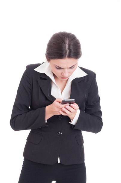 Konzentrierte junge Geschäftsfrau liest und chattet auf dem Smartphone - Foto, Bild