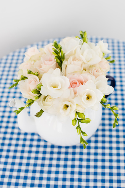 bouquet de roses blanches et freesias
 - Photo, image