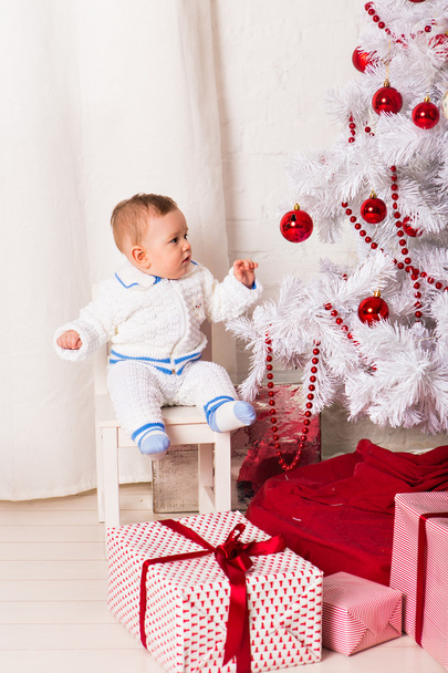 bébé garçon jouer avec décoration arbre de Noël
 - Photo, image