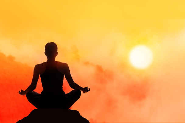 kobiet medytuje na wysokim imponować w tle zachodu słońca - Zdjęcie, obraz