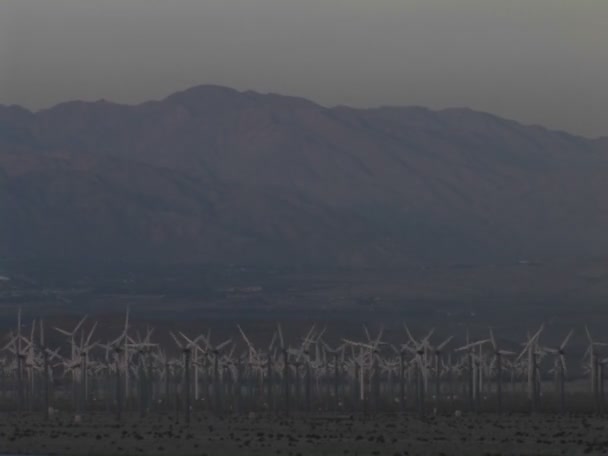 Wind turbines spin in desert - Filmagem, Vídeo