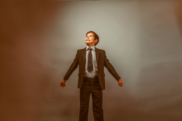 Мальчик-бизнесмен, раскинувший руки, мечтает летать, как
 - Фото, изображение