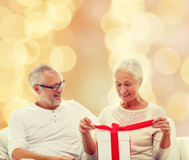 happy senior couple with gift box at home - Fotoğraf, Görsel