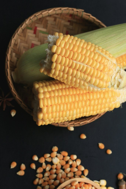 Maïs en gedroogde zaden - Foto, afbeelding