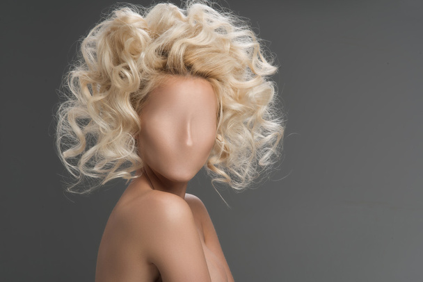 Portret kobiety z blond włosy bez twarzy - Zdjęcie, obraz