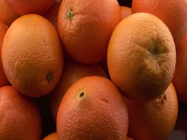 A pile of oranges sits on a table - Filmagem, Vídeo