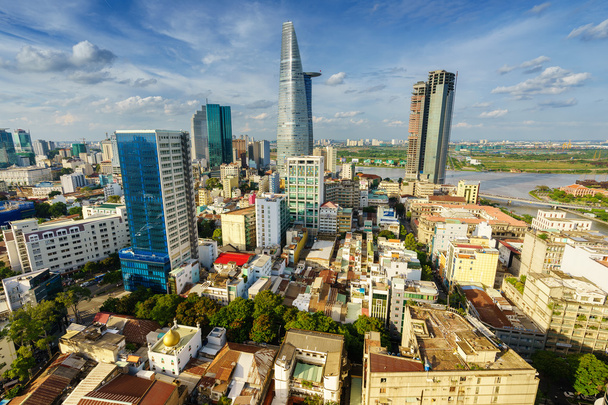 Ho Chi Minh kaupunki (tai Saigon) horisonttiin värikäs talo auringonlaskussa, Vietnam. Saigon on suurin kaupunki Vietnamissa, jossa asuu noin 10 miljoonaa ihmistä
. - Valokuva, kuva