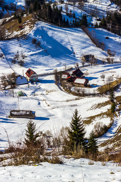 Сонячний зимових альпійський пейзаж з румунської селище в долині Bucegi - Фото, зображення