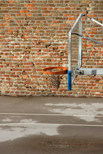 Panneau de basket avec fond mural en brique
 - Photo, image